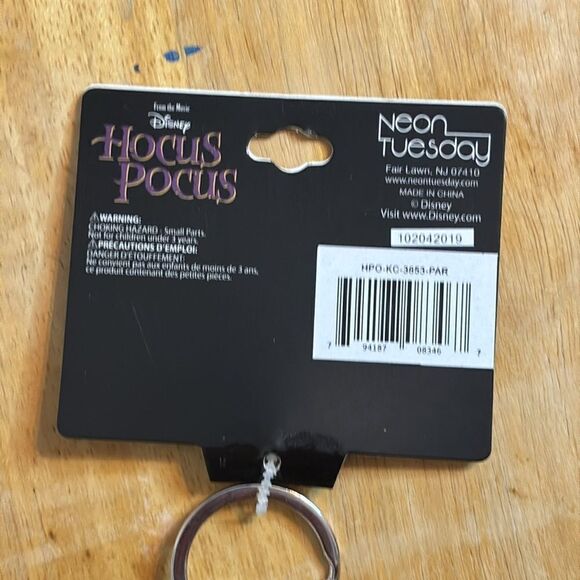 Disney’s Hocus Pocus “Sarah” Sarah Jessica Parker Halloween Witch Keychain - Picture 5 of 5